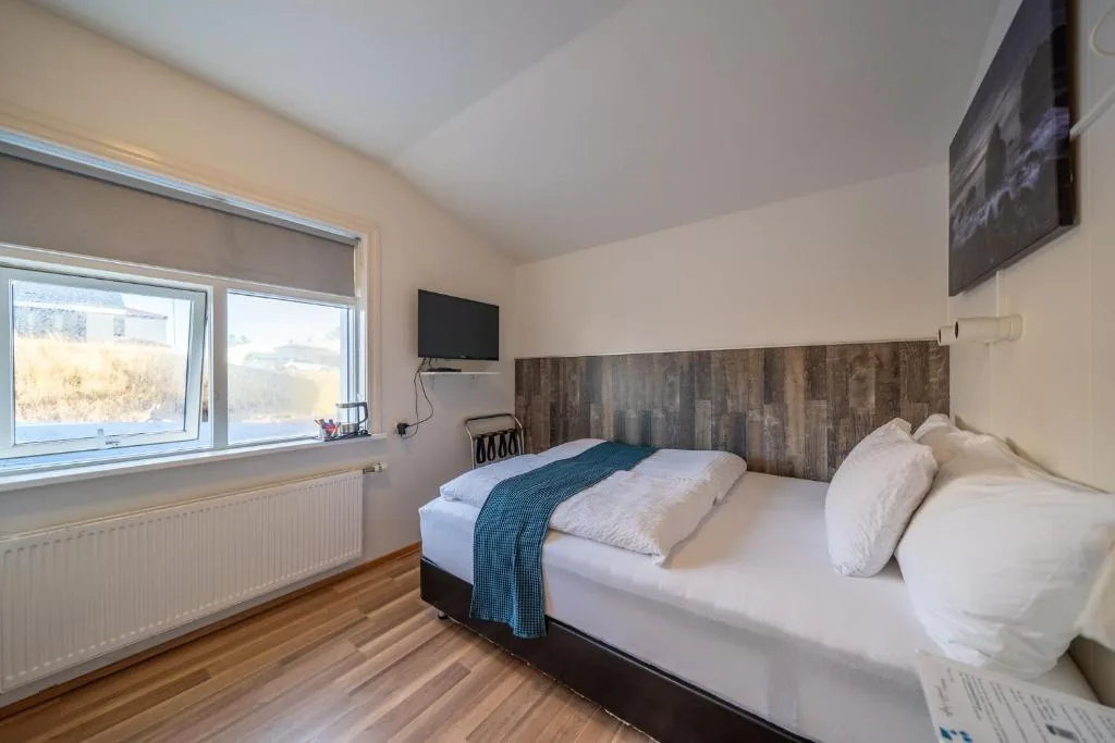 Economy Room with the bed beneath the window