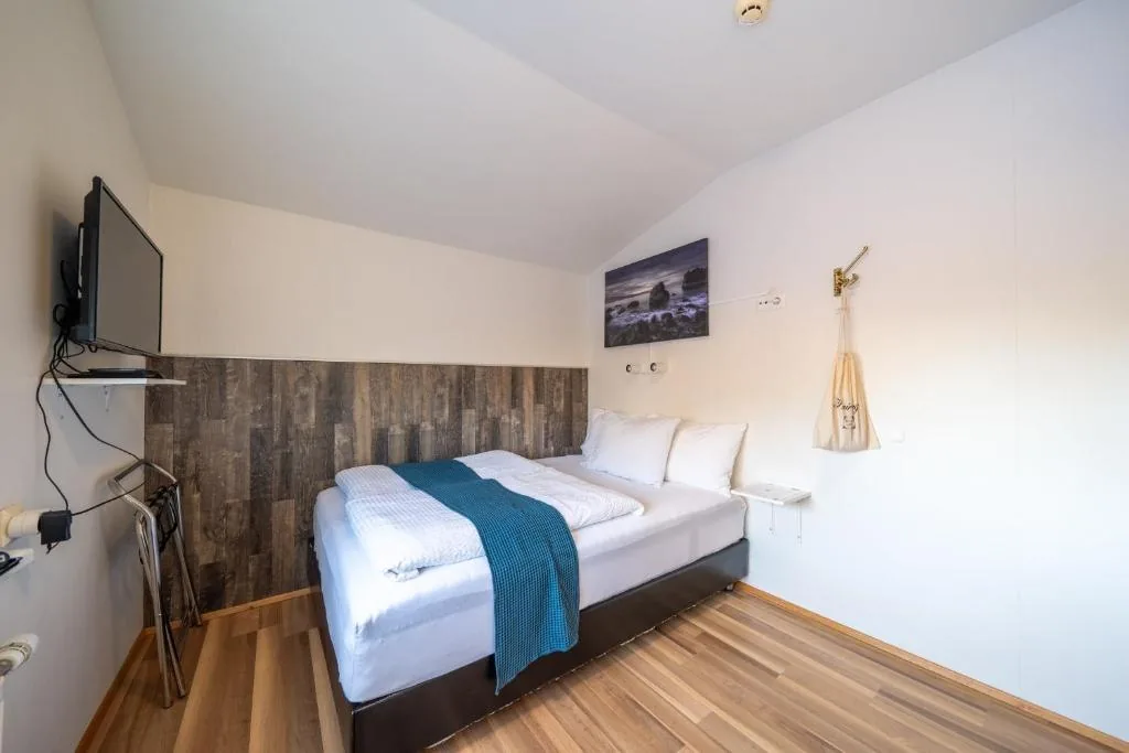 Economy Room with the television on the wall