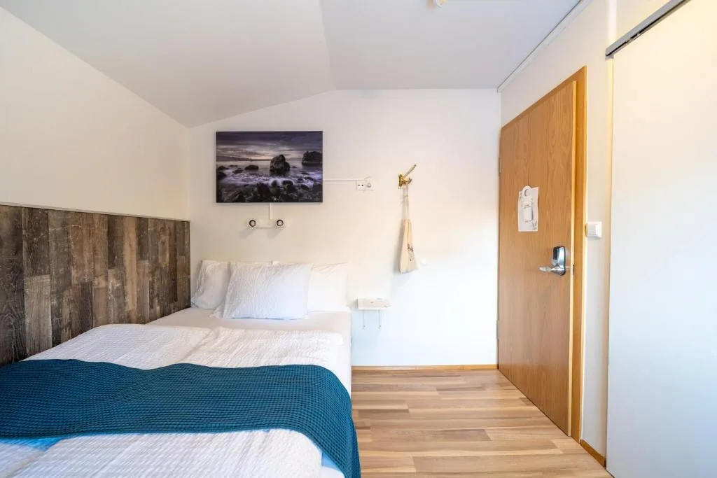 Economy Room with the door to the corridor