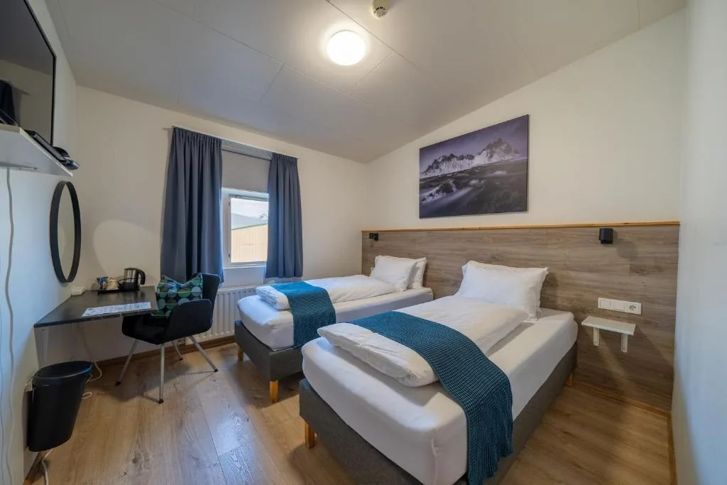 Twin Room with two single beds and a desk