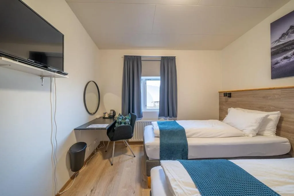 Twin Room with the television and a round mirror